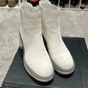 WOMEN'S HI-LINE™ HEEL CHELSEA BOOT Size 9